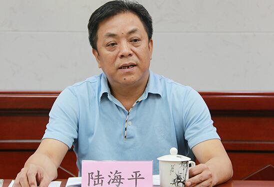 陸海平簡歷：賀州市人大主任陸海平，曾任賀州市政協(xié)主席、政法委書記