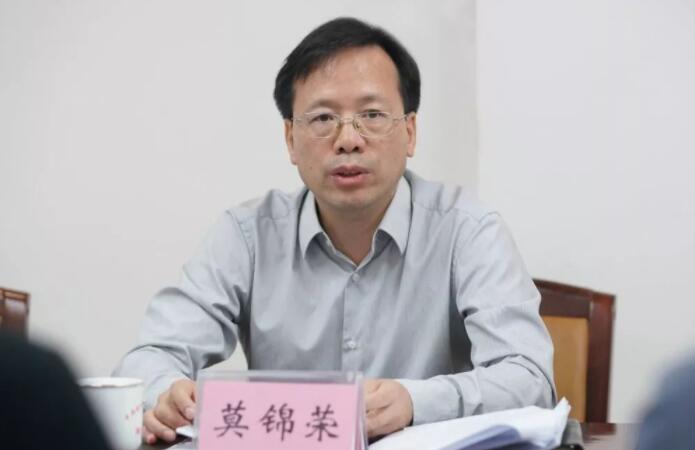 莫錦榮簡歷：廣西中醫(yī)藥大學(xué)黨委書記莫錦榮，曾任欽州市委副書記、市委常委、組織部部長，廣西高院政治部主任
