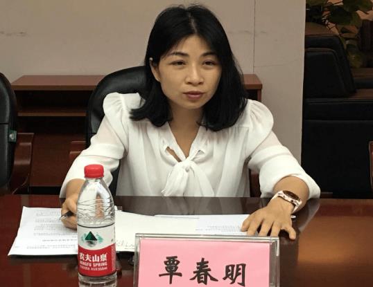 覃春明簡歷：南寧百貨大樓股份有限公司總經(jīng)理覃春明，曾任南寧百貨公司副總經(jīng)理