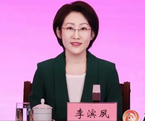 李濱夙簡(jiǎn)歷：廣西自治區(qū)黨委宣傳部部務(wù)委員李濱夙，曾任廣西黨委宣傳部宣傳教育處處長(zhǎng)